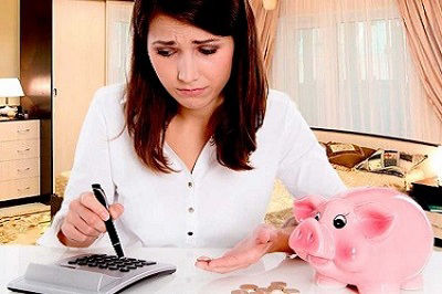 женщина считает деньги